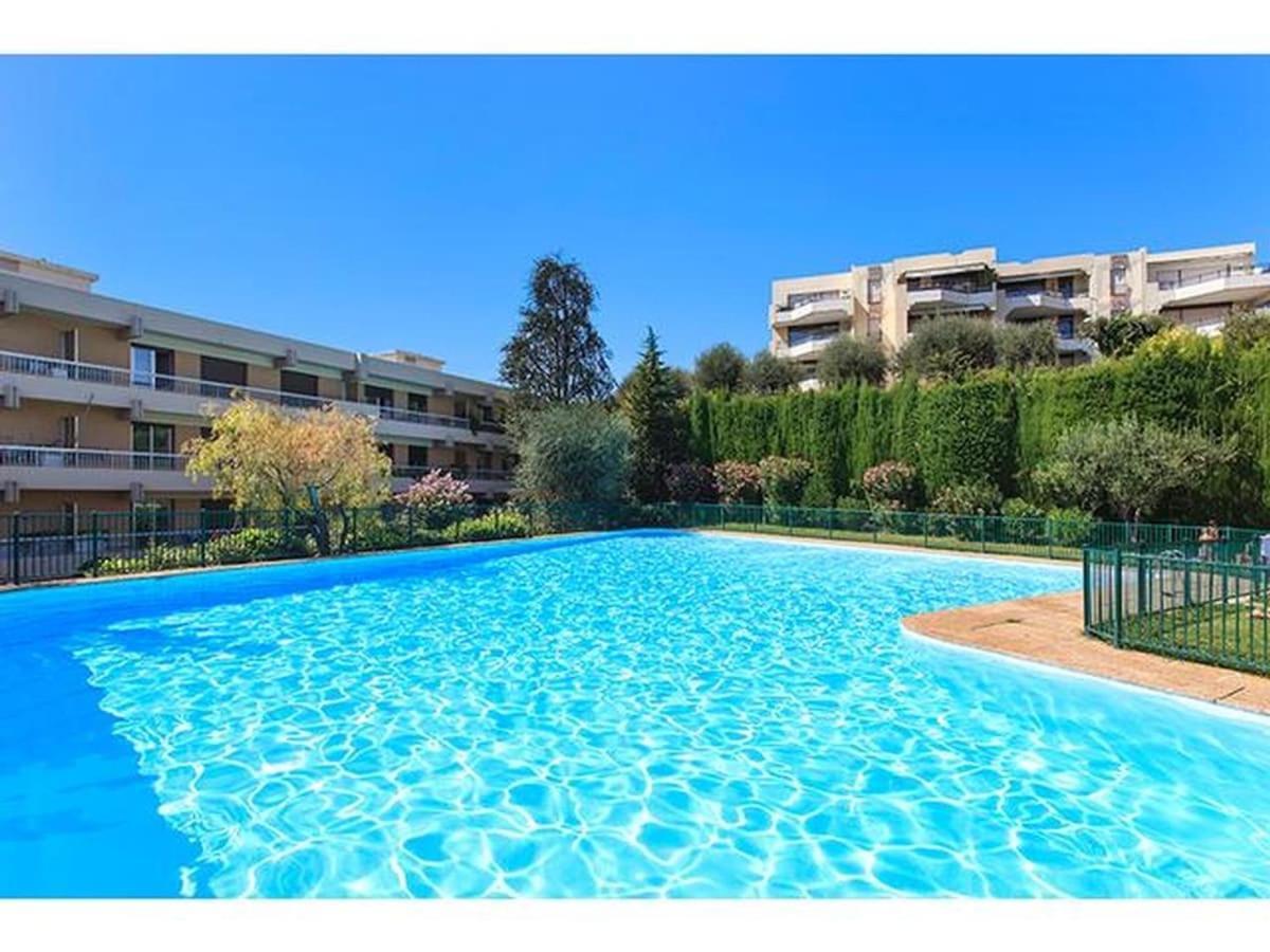 In A Private With Pool Appartamento