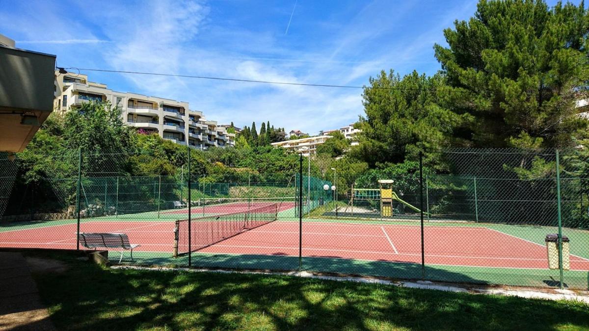 In A Private With Pool Appartamento